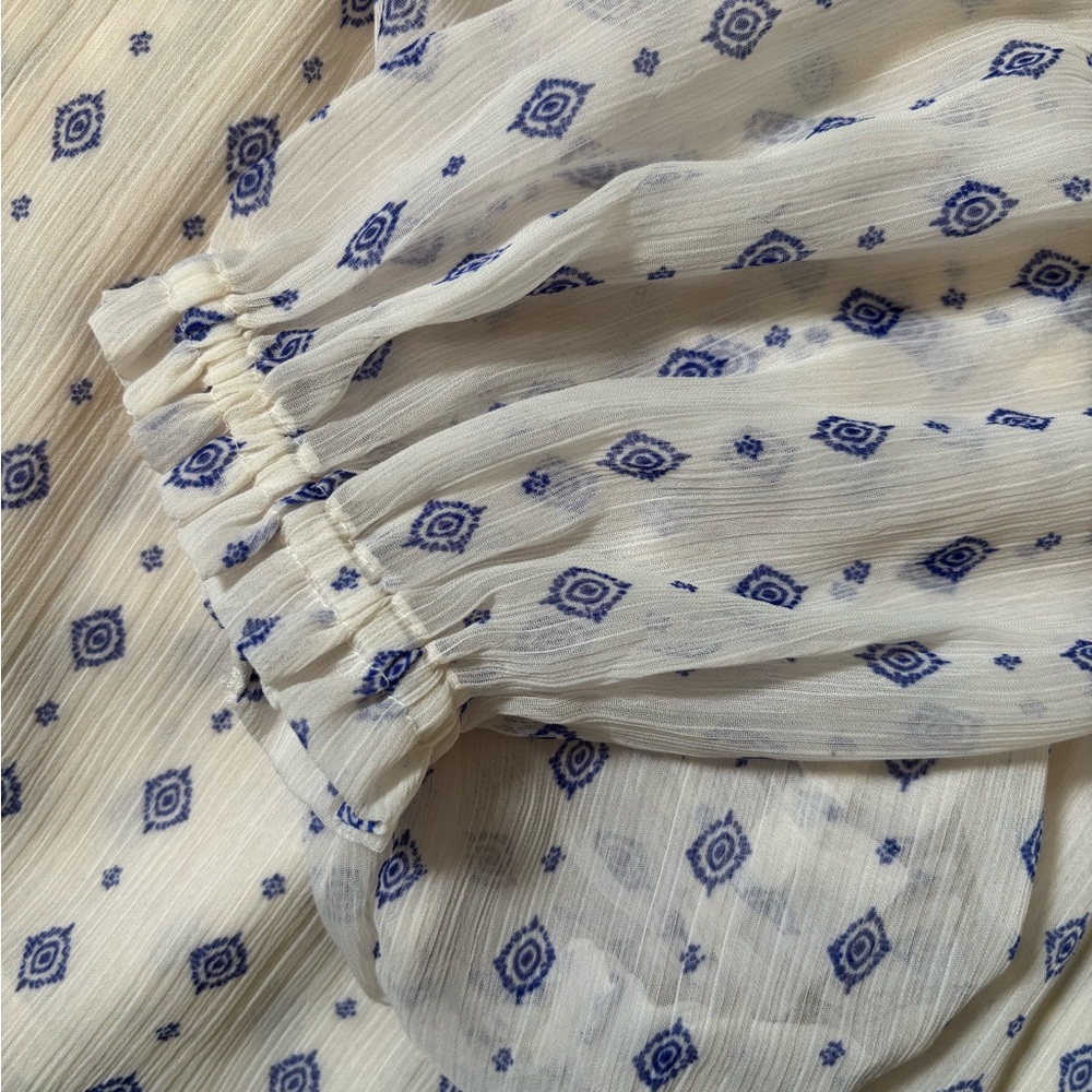 Old Navy Ivory and Navy Top - Picture 3 of 6